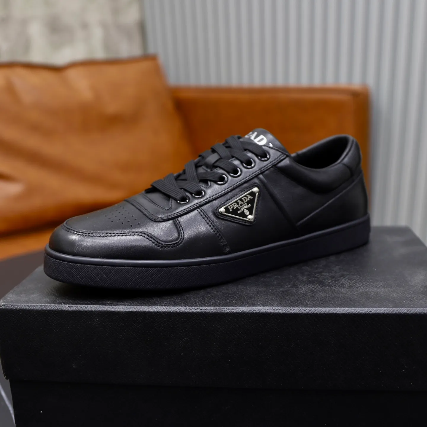 Factory price: 600💰Top original order Brand: PRADA (Prada) Standard code: Men's size 38/44 (45 can be customized) Grade: Same as the official website Material: Original cowhide surface splicing, cowhide lining, original wear-resistant soft outsole Style category: casual sports shoes, young fashion, European and American trends, British style Color: actual picture color